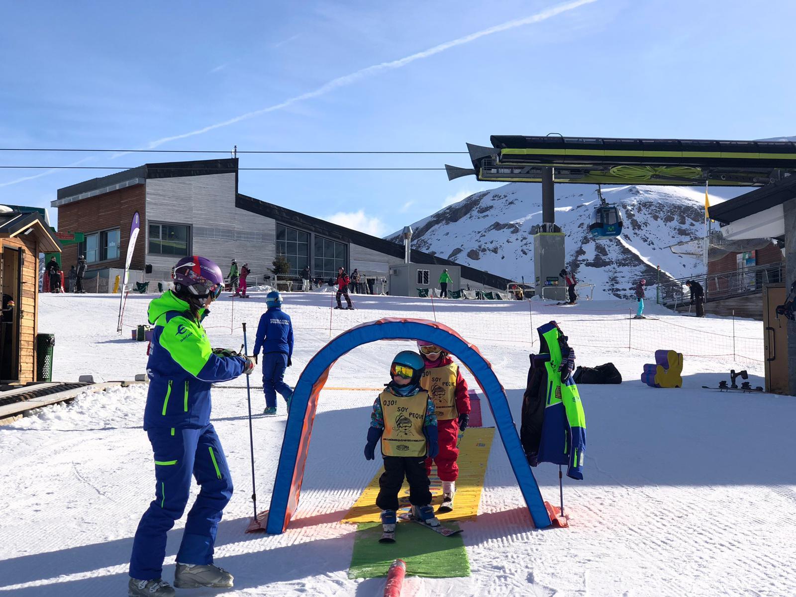 Panticosa - Kids Ski Lessons (4-5 y.) for All Levels - Christmas
